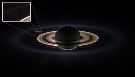 Pálido ponto azul entre os anéis de Saturno.
